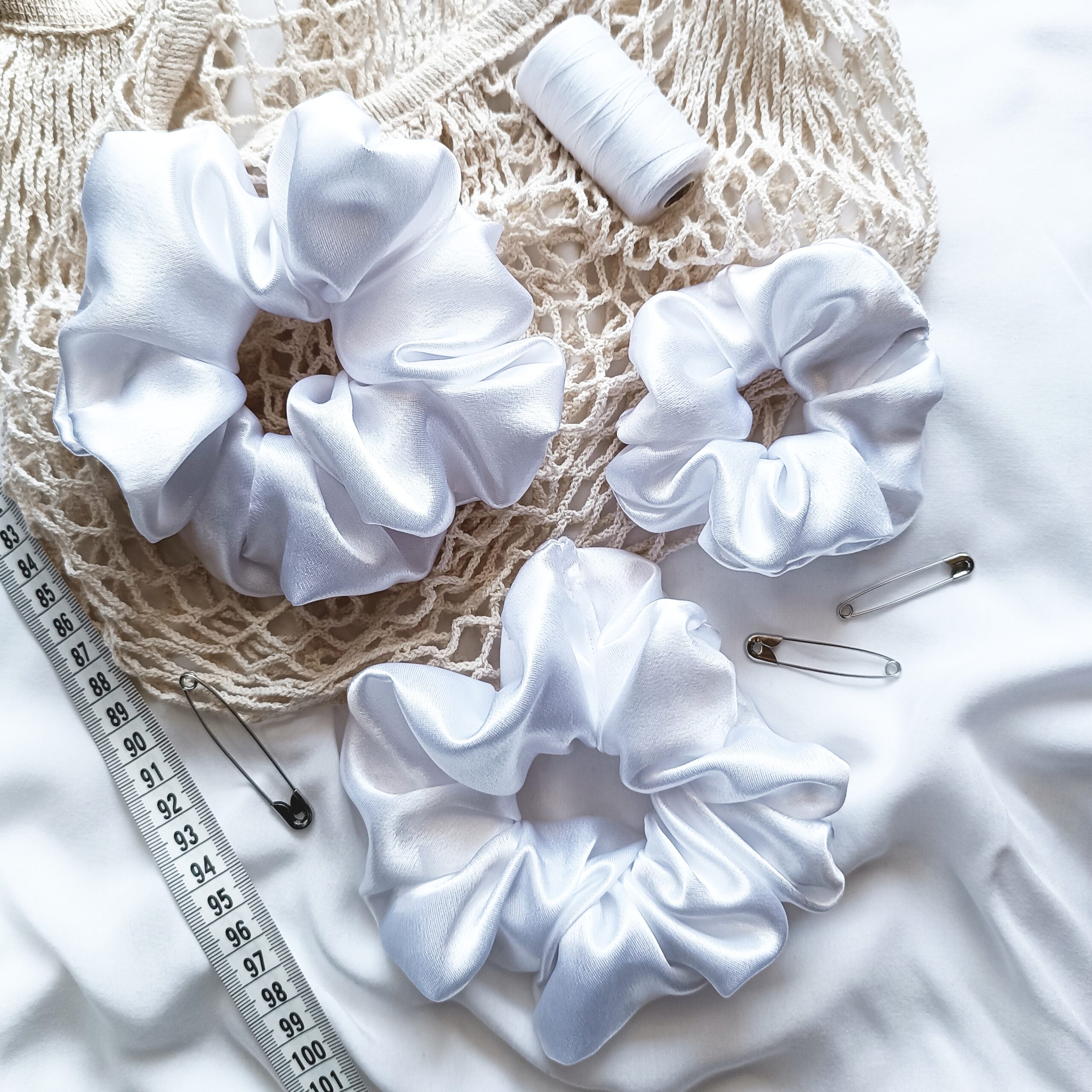 Gumka do włosów z satyny biała