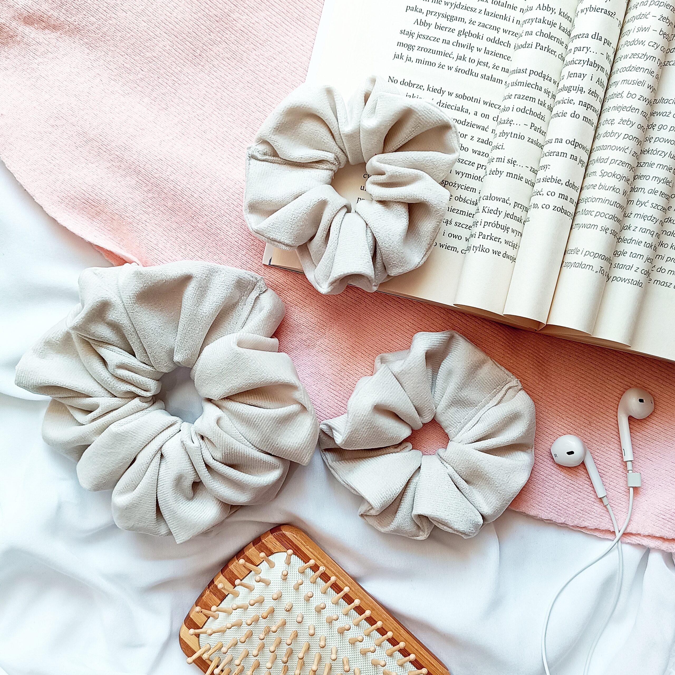 Welurowa gumka do włosów ecru