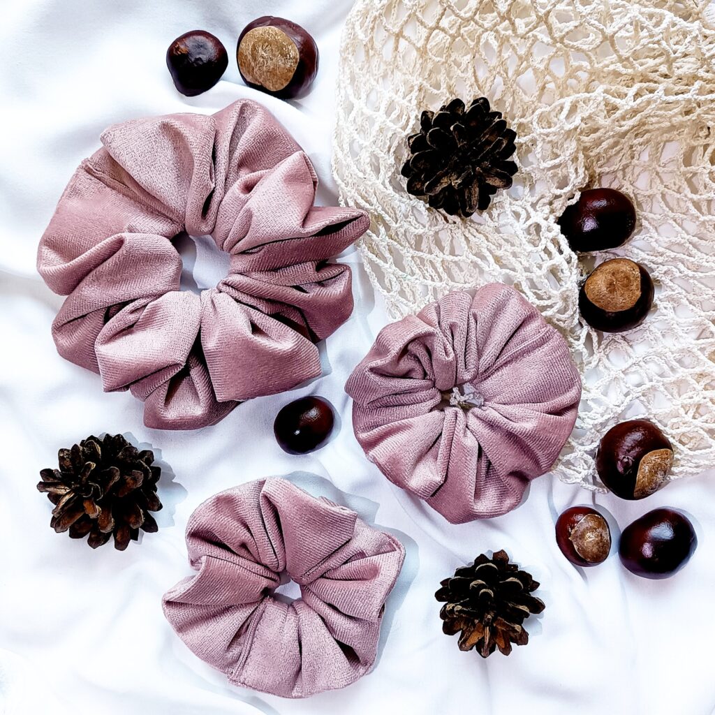 Welurowa gumka do włosów brudny róż