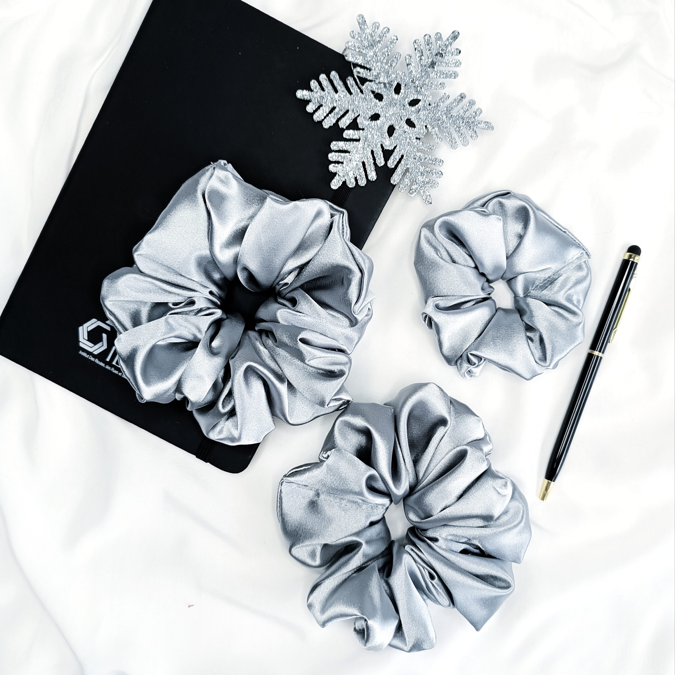 Srebrna gumka do włosów