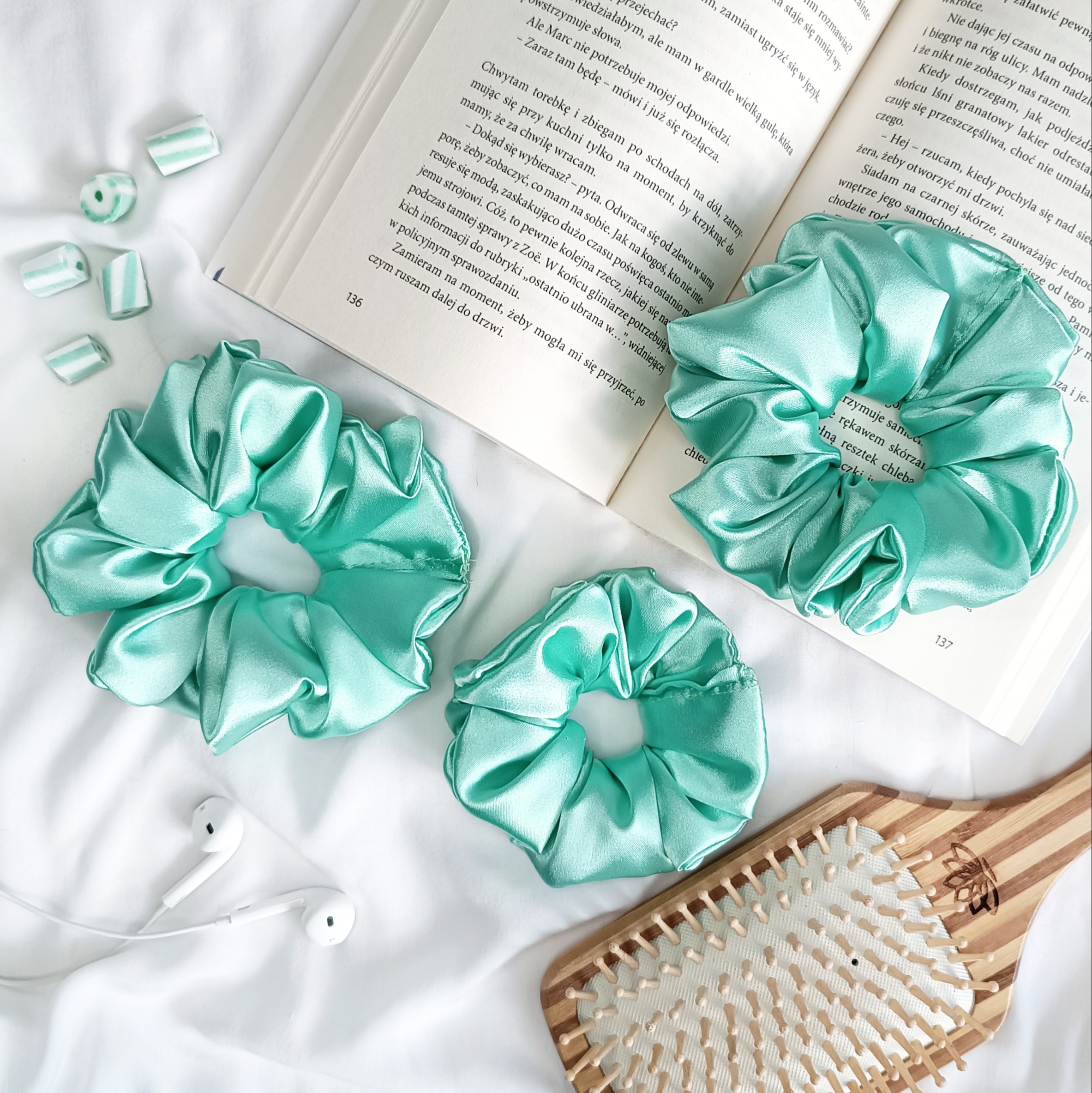 Satynowa gumka do włosów z połyskiem