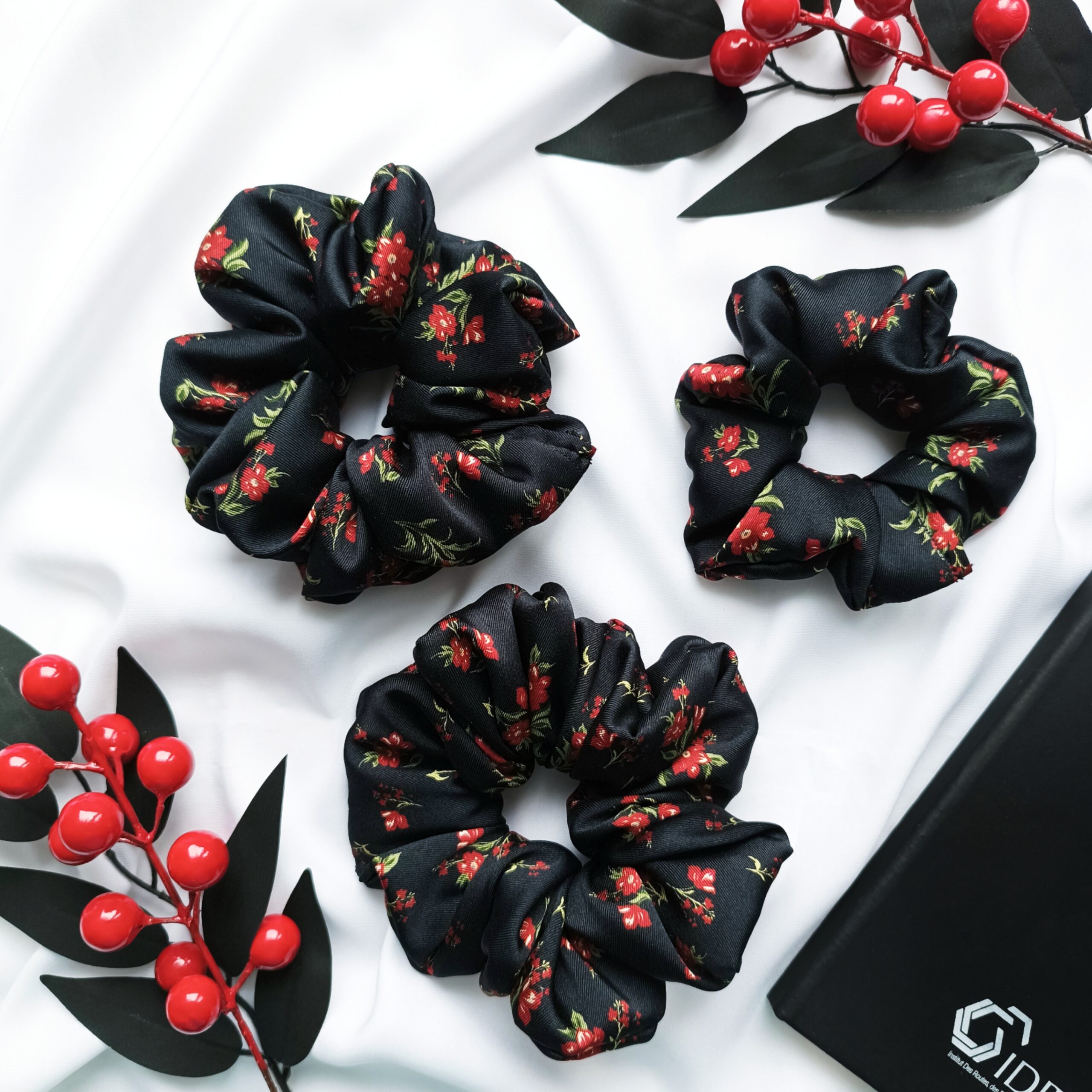 Czarna gumka do włosów w kwiaty