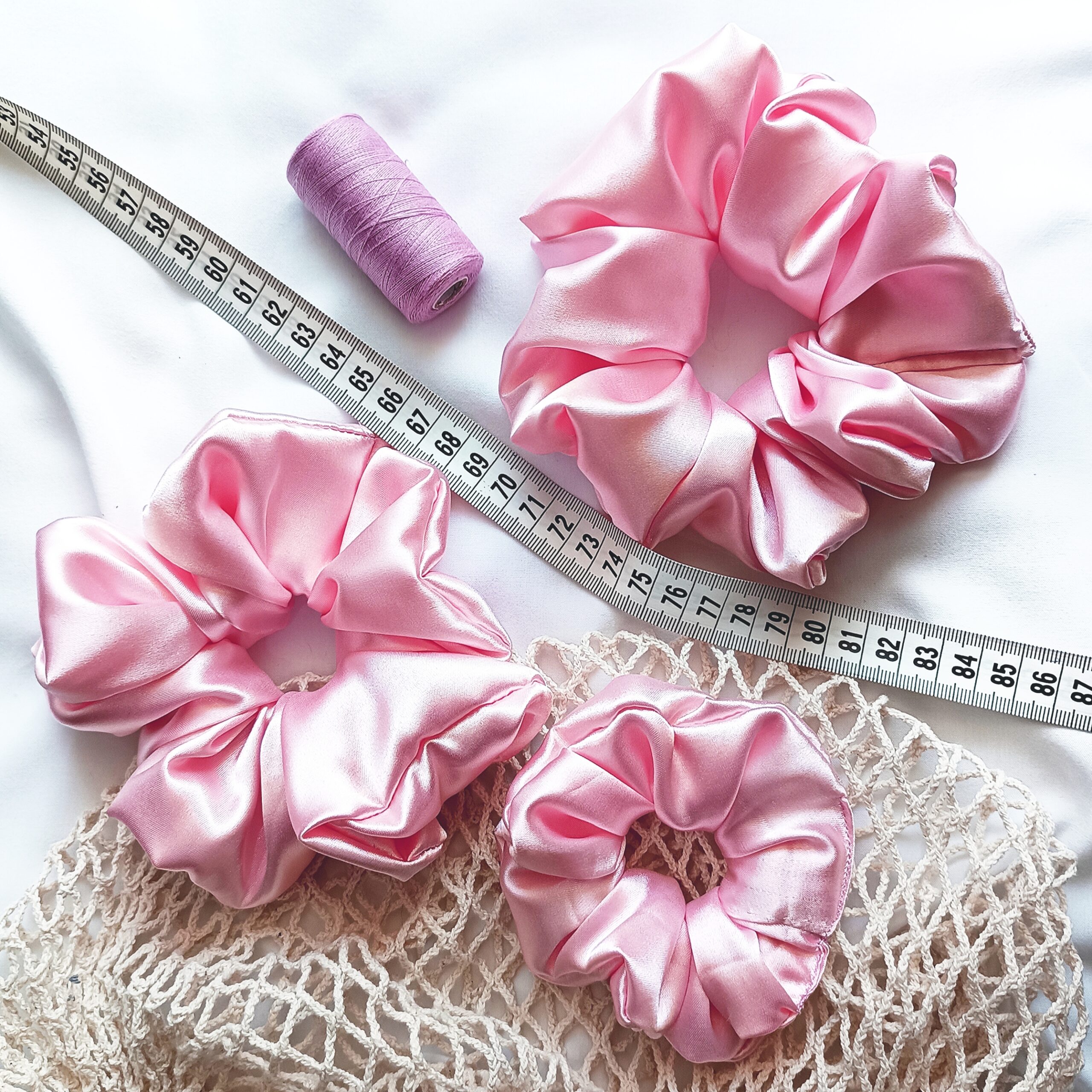 Gumka do włosów z satyny jasnoróżowa