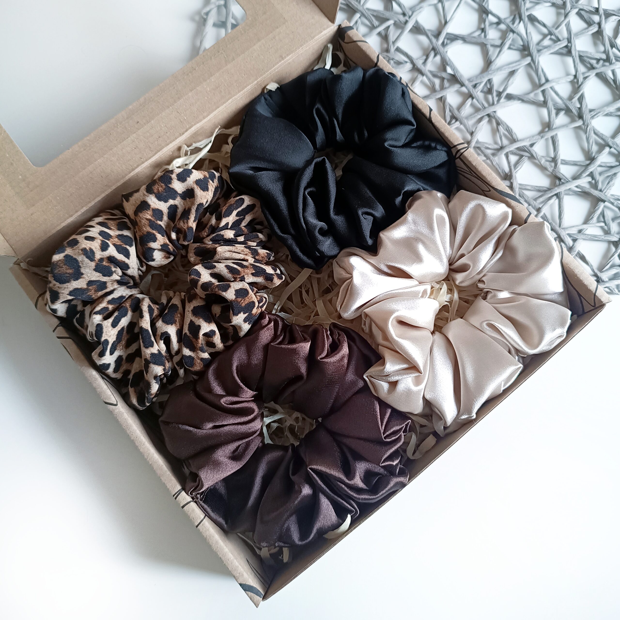 Box prezentowy z eleganckimi gumkami do włosów