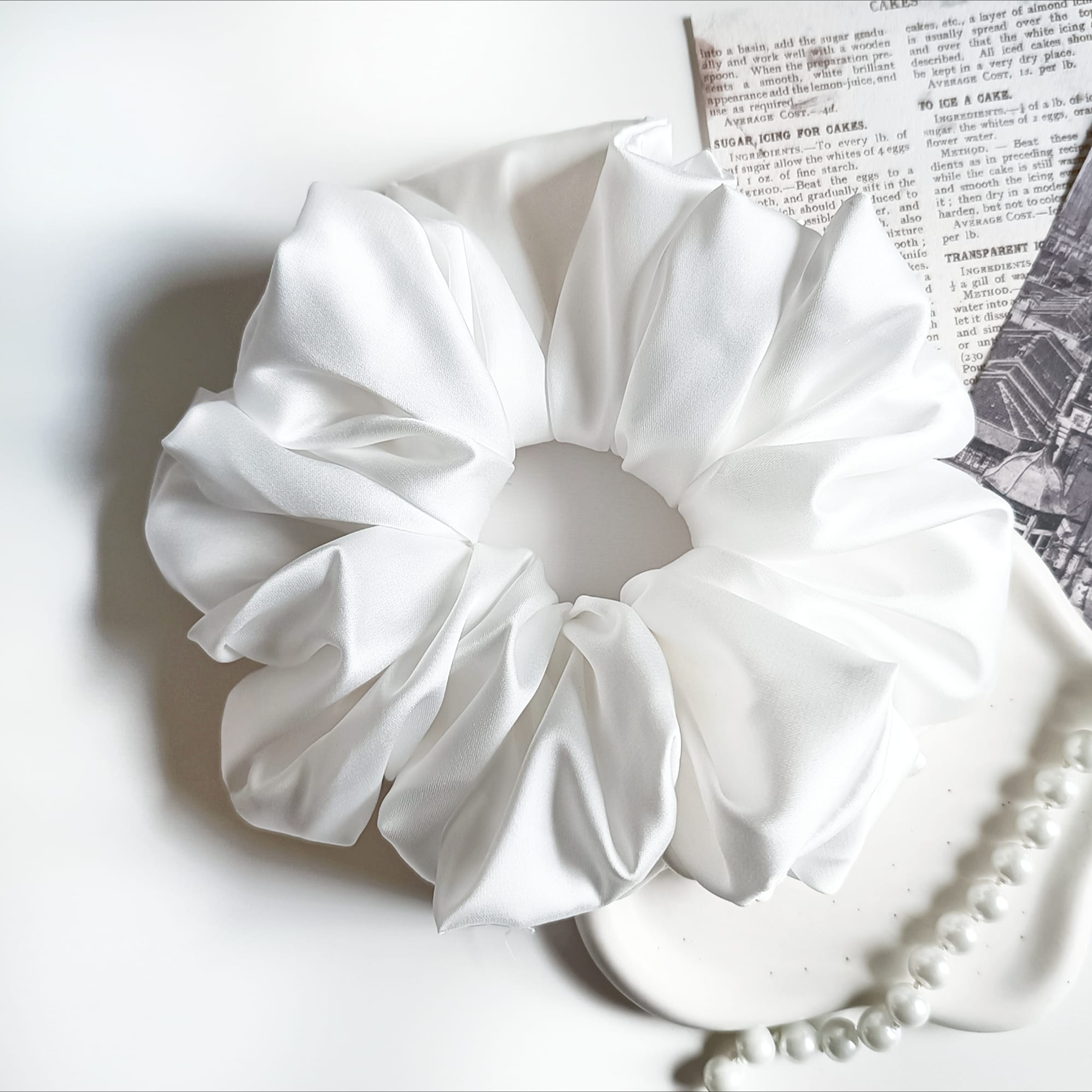 Scrunchie XL z satyny jedwabnej - ecru