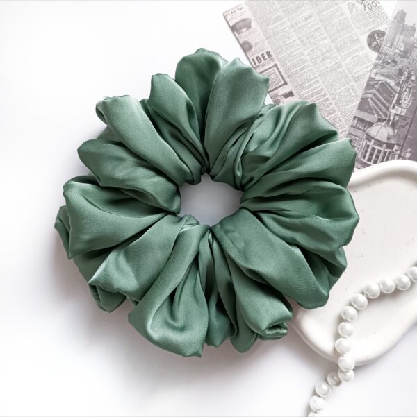 Scrunchie XL z satyny jedwabnej - oliwkowa