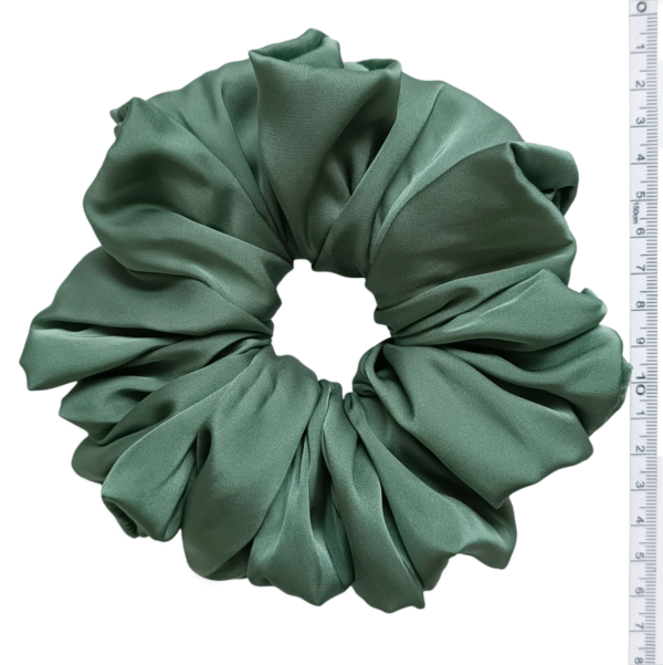 Scrunchie XL z satyny jedwabnej - oliwkowa - obrazek 2