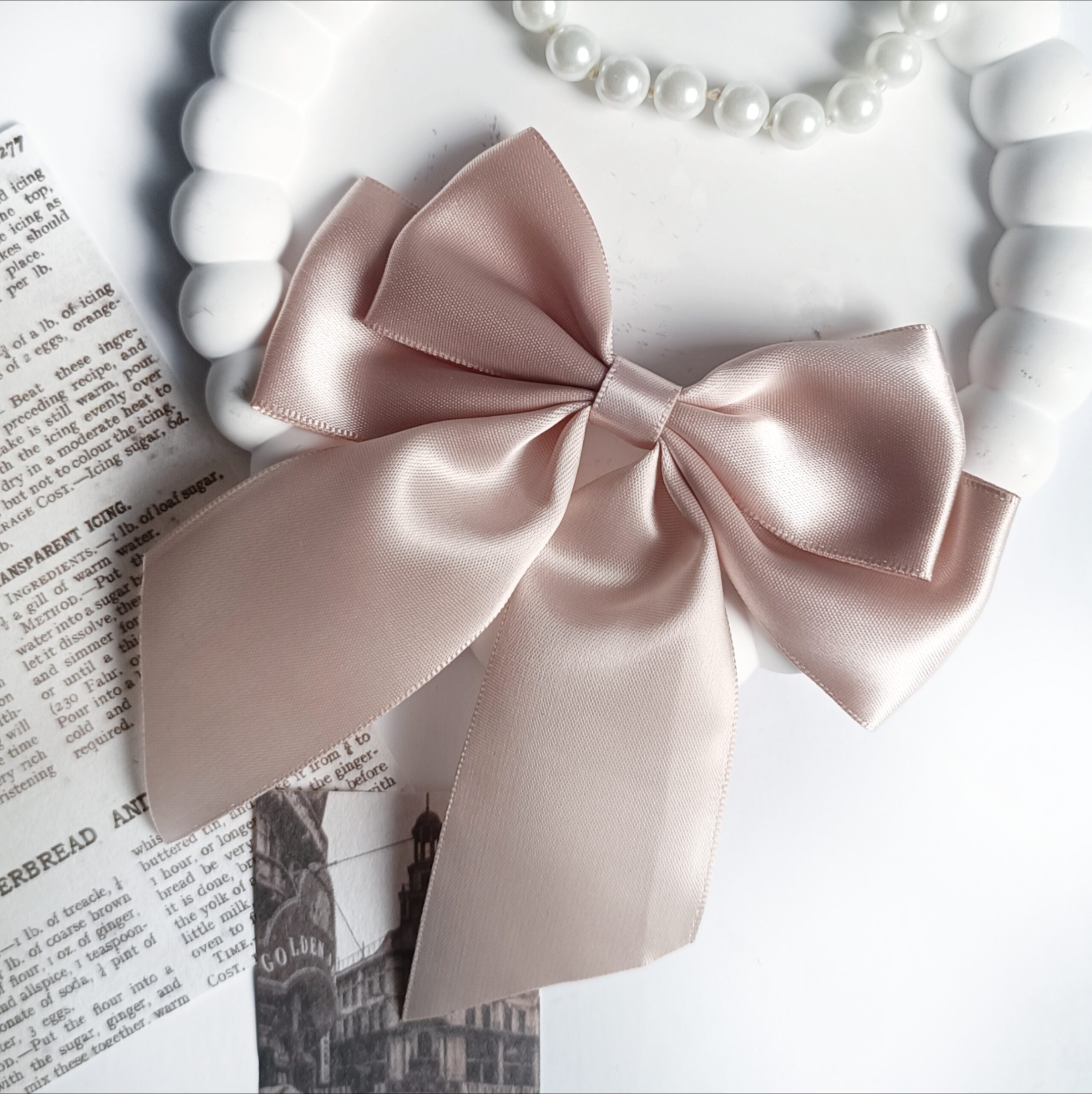 Satynowa kokarda do włosów - beżowa