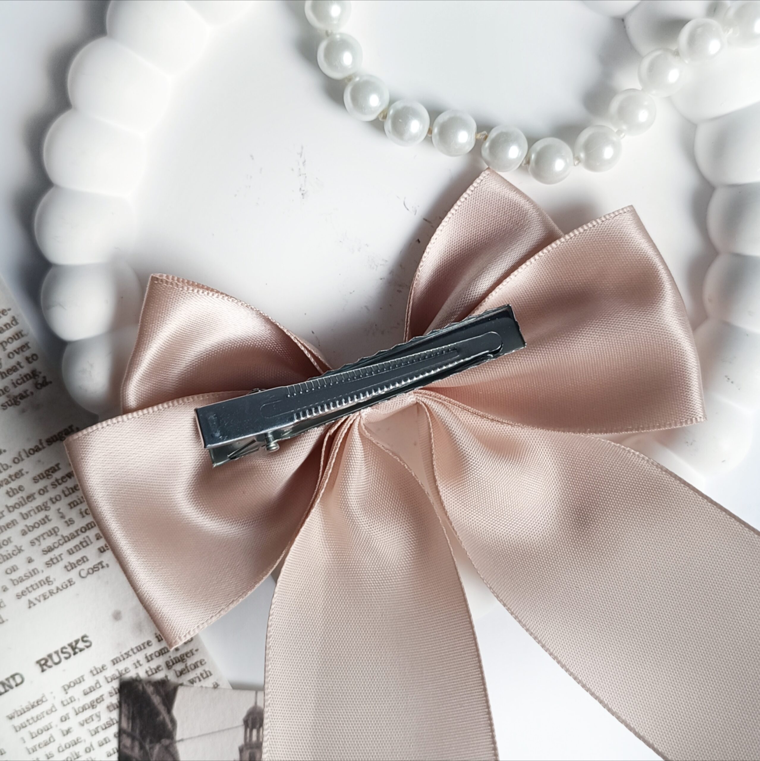 Satynowa kokarda do włosów - beżowa - obrazek 2