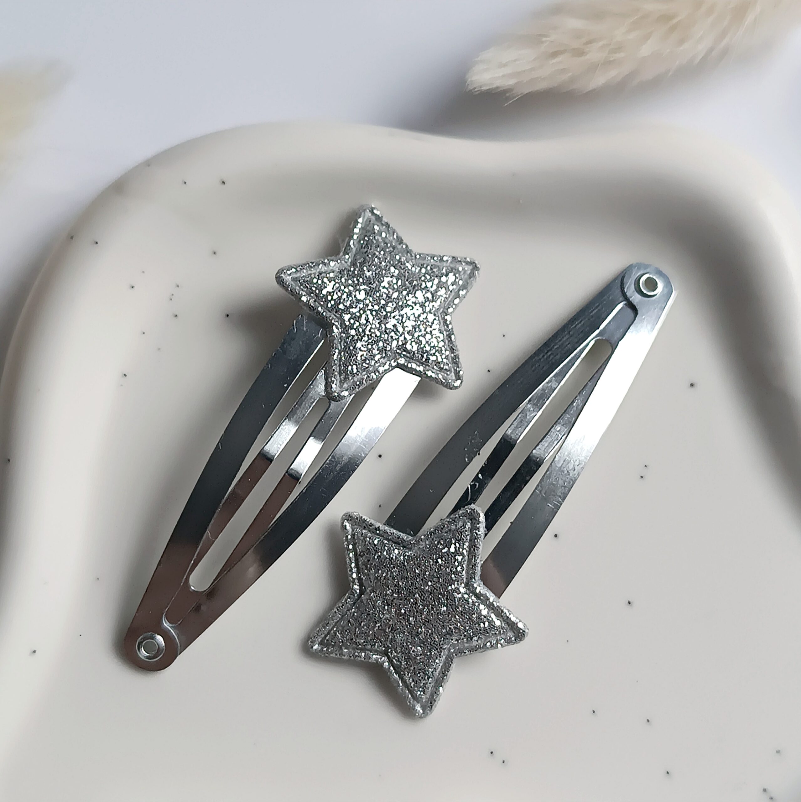 Spinki do włosów dla dzieci - brokatowe srebrne gwiazdy - obrazek 2