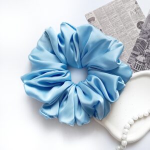 Scrunchie XL z satyny jedwabnej - jasnoniebieska