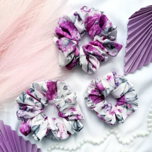 Scrunchie biała w kwiaty.