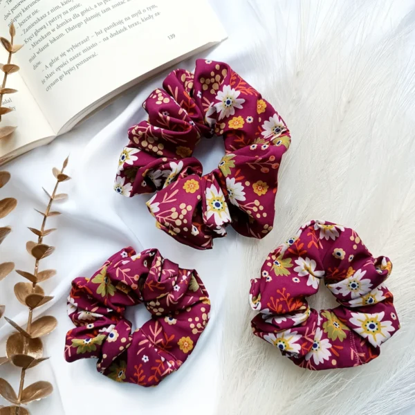 Scrunchie bordowa w kwiaty.