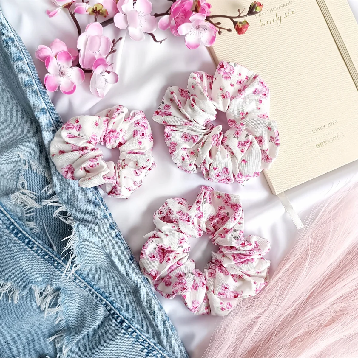 Scrunchie z wiskozy w kwiaty.