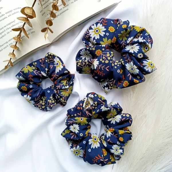 Scrunchie granatowa w kwiaty.