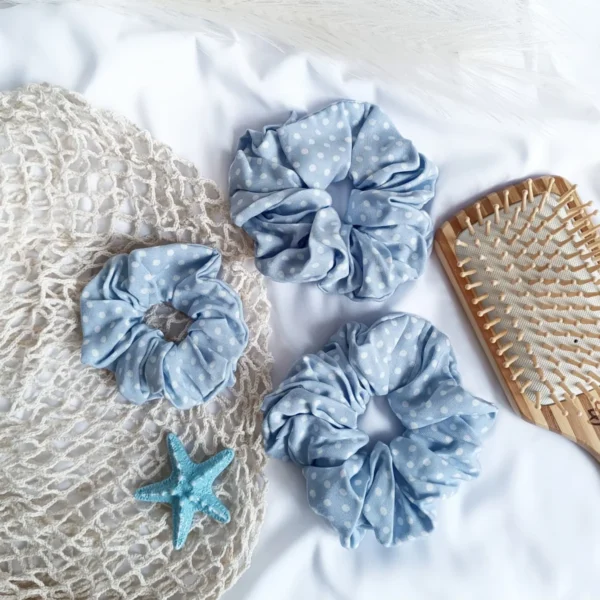 Scrunchie z wiskozy niebieska w białe kropki.
