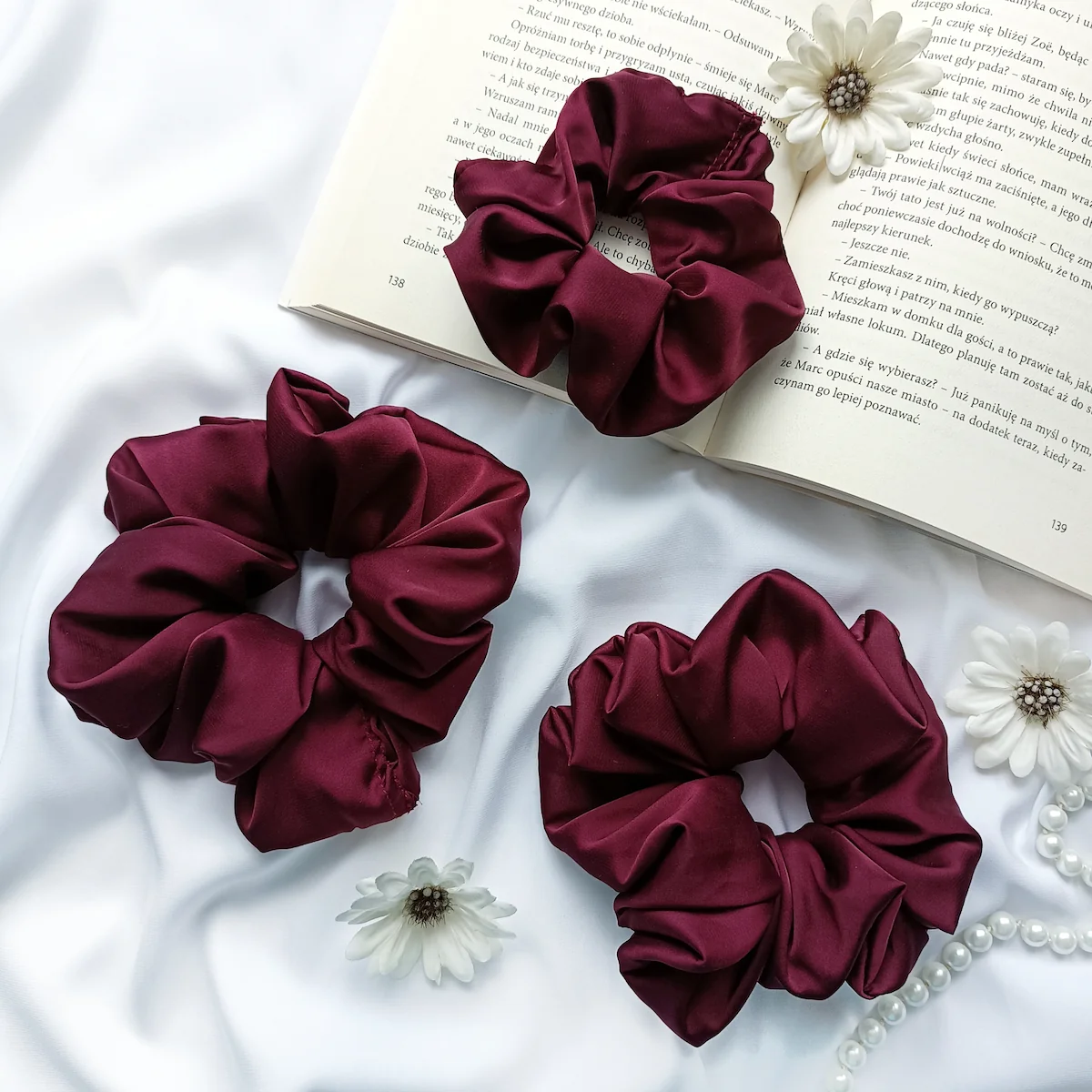 Scrunchie z satyny jedwabnej w kolorze bordowym.