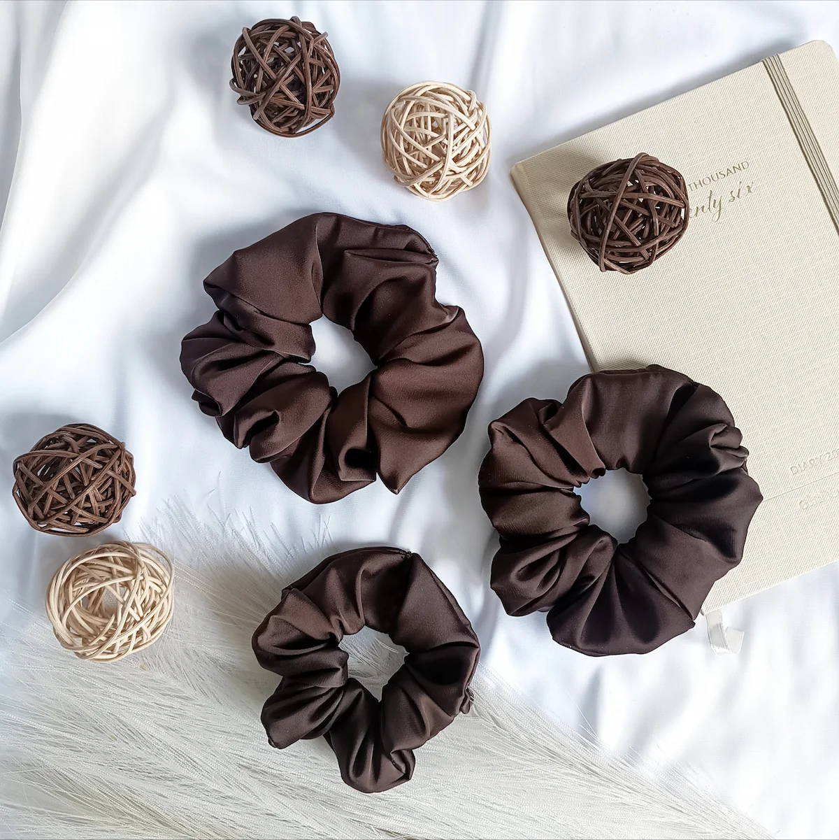 Scrunchie z satyny jedwabnej w kolorze brązowym.