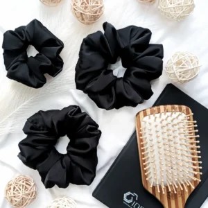 Scrunchie z satyny jedwabnej w kolorze czarnym.