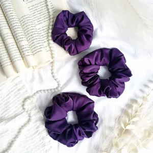 Scrunchie z satyny jedwabnej w kolorze fioletowym.