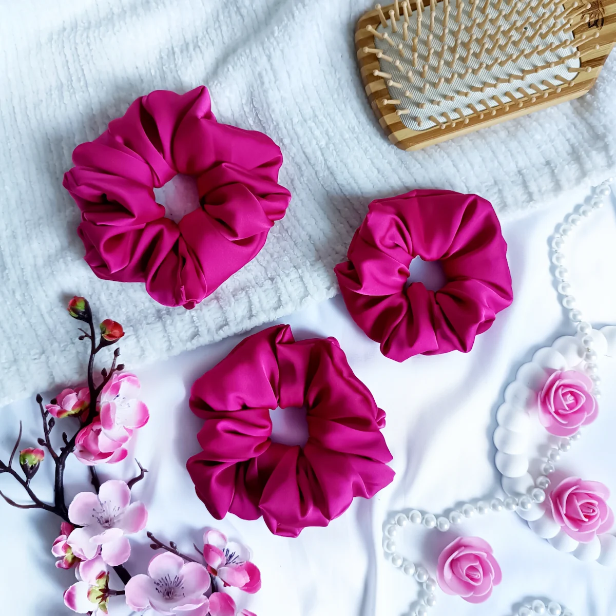 Scrunchie z satyny jedwabnej w kolorze jasnego amarantu.