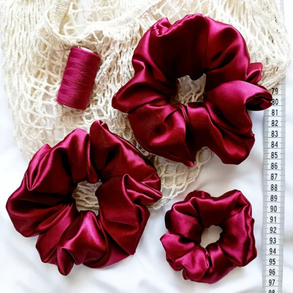 Scrunchie z satyny w kolorze bordowym.