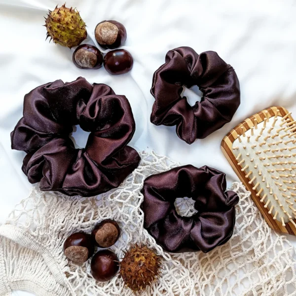 Scrunchie z satyny w kolorze brązowym.