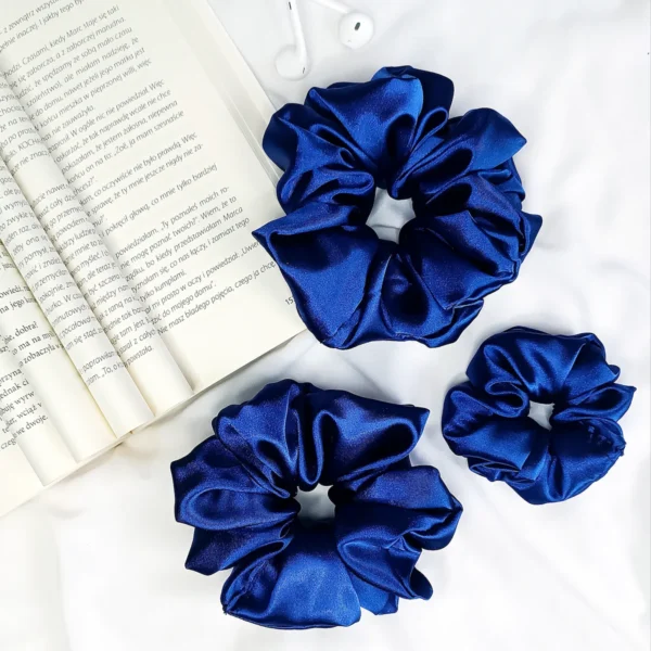 Scrunchie z satyny w kolorze chabrowym.