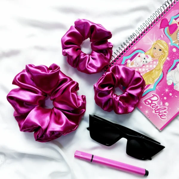 Scrunchie z satyny w kolorze ciemnego amarantu.