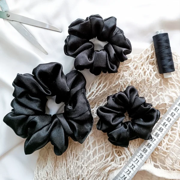 Scrunchie z satyny w kolorze czarnym.