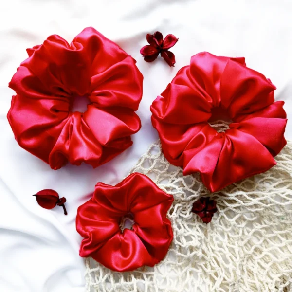 Scrunchie z satyny w kolorze czerwonym.