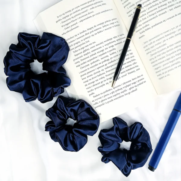 Scrunchie z satyny w kolorze granatowym.