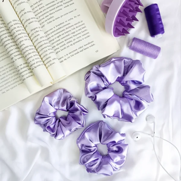 Scrunchie z satyny w kolorze jasnofioletowym.