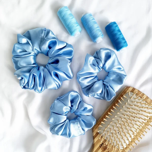 Scrunchie z satyny w kolorze jasnoniebieskim.