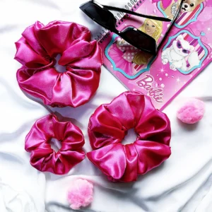 Scrunchie z satyny w kolorze jasnego amarantu.