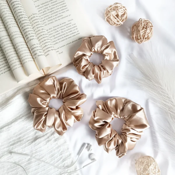 Scrunchie z satyny w kolorze latte.