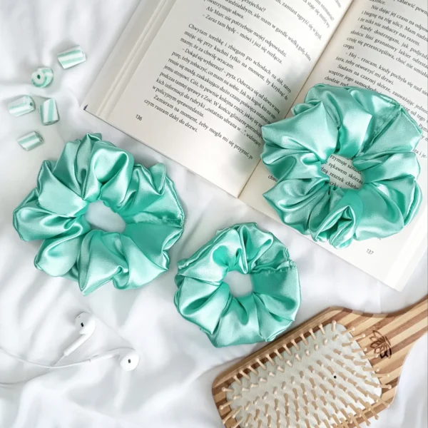 Scrunchie z satyny w kolorze miętowym.