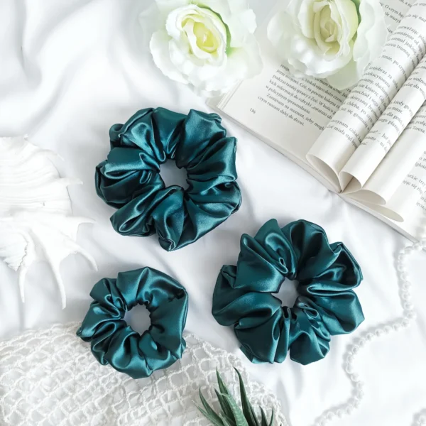 Scrunchie z satyny w kolorze morskiej zieleni.