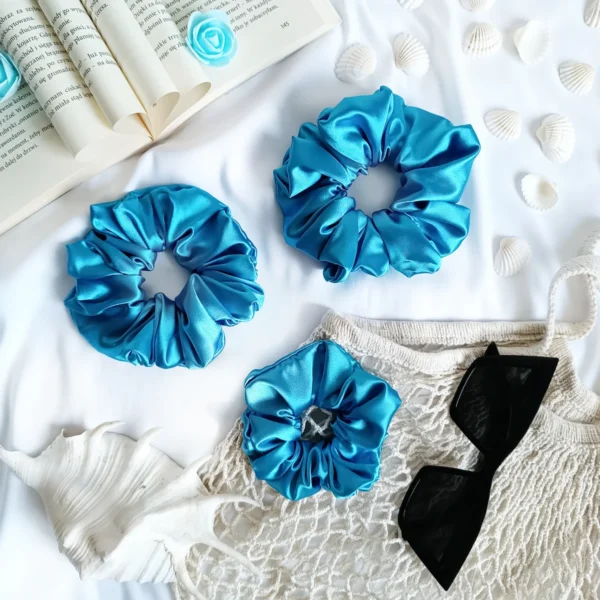 Scrunchie z satyny w kolorze niebieskim.