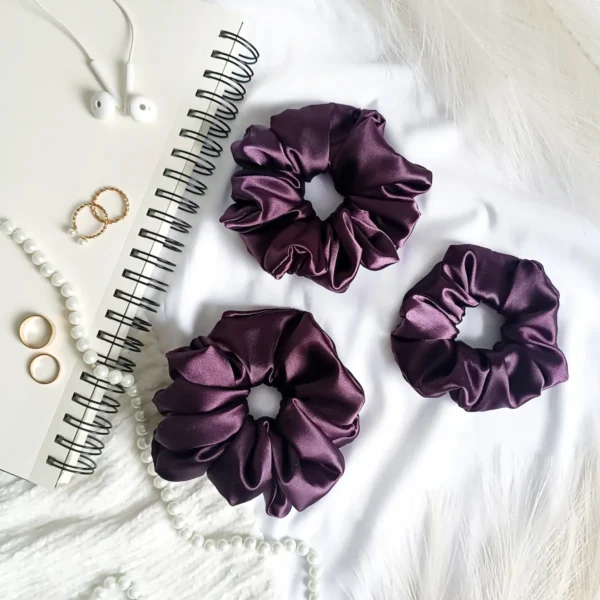 Scrunchie z satyny w kolorze śliwkowym.