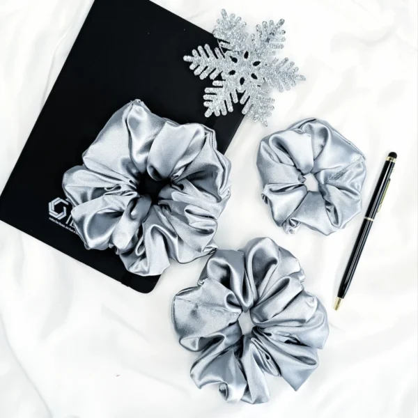 Scrunchie z satyny w kolorze srebrnym.
