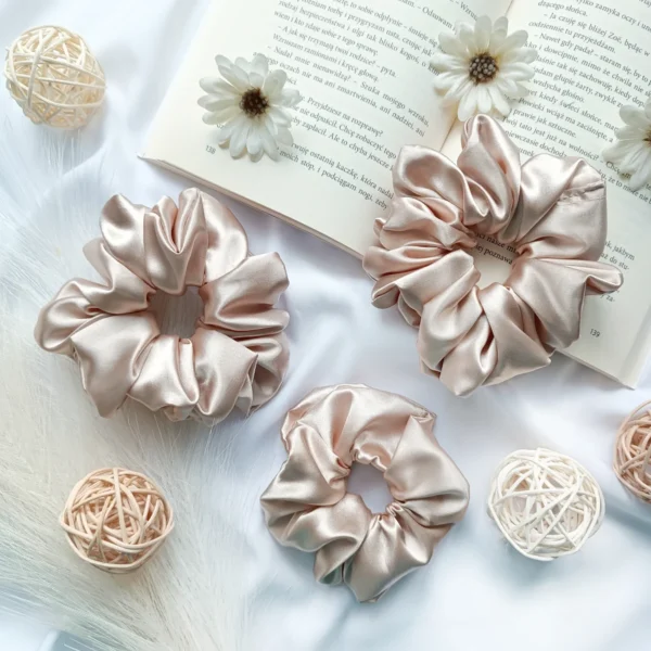 Scrunchie z satyny w kolorze szampańskim.