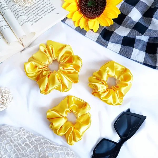 Scrunchie z satyny w kolorze żółtym.