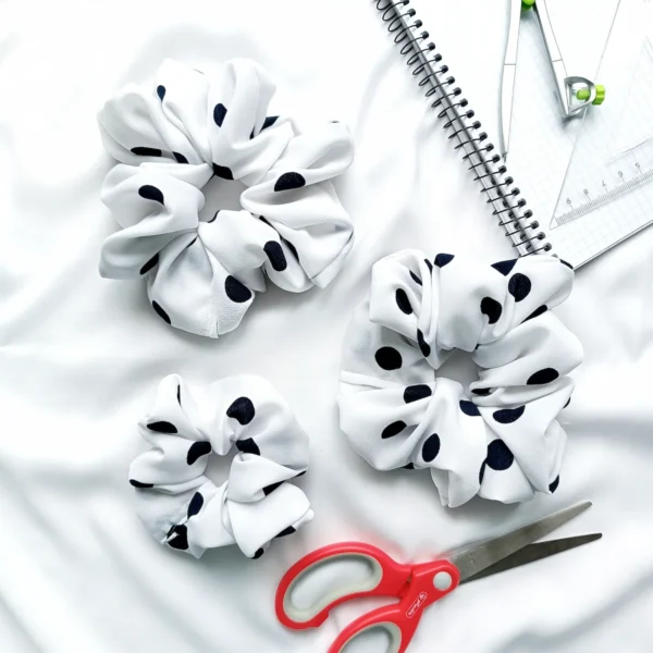 Scrunchie w grochy. Scrunchie w kolorze białym w granatowe grochy.