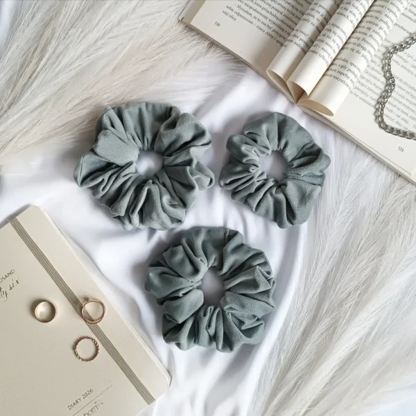 Scrunchie z weluru w kolorze brudnej mięty.