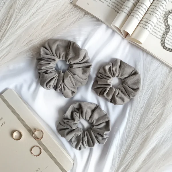 Scrunchie z weluru w kolorze brudnego beżu.