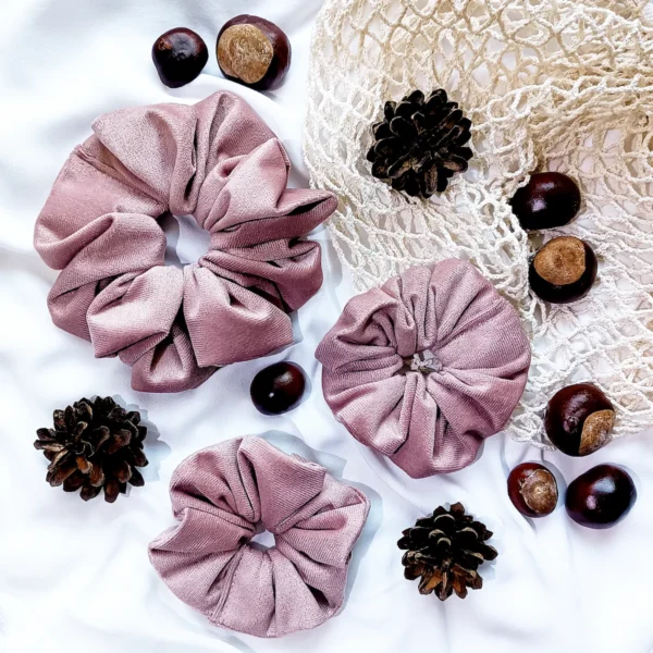 Scrunchie z weluru w kolorze brudnego różu.