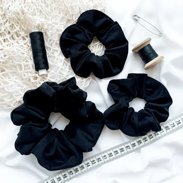 Scrunchie z weluru w kolorze czarnym.