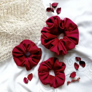 Scrunchie z weluru w kolorze czerwonym.