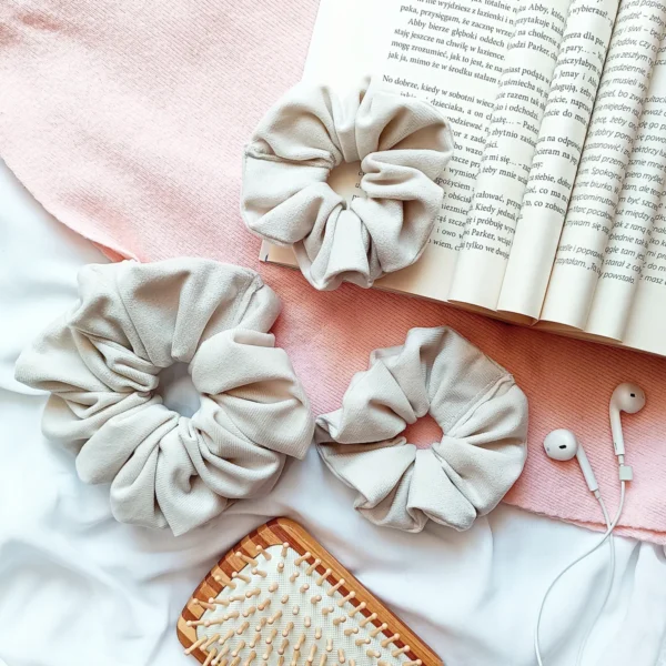Scrunchie z weluru w kolorze ecru.